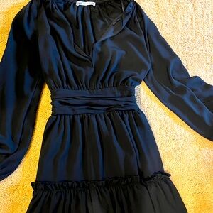 Zara LBD! Hits just above the knee. Small fray at the “V”